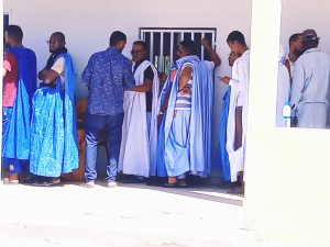 تصدرت الكونفدرالية الوطنية للشغيلة الموريتانية السباق النقابي بعد فرز 91٪ من أصوات الناخبين في انتخابات التمثيلية النقابية بحصولها على 5757 صوتا أي ما يعادل 29.52٪ من مجموع الأصوات المعبر عنها.
وحل اتحاد عمال موريتانيا في المرتبة الثانية بفارق ضئيل إذ جمع 5703 صوتا بنسبة 29.24٪ في حين جاء الاتحاد الوطني للنقابات المستقلة في المركز الثالث بـ 2124 صوتا تمثل 10.89٪.
أما الاتحاد العام للعمل والصحة في موريتانيا فقد تراجع إلى المرتبة الرابعة بعد حصوله على 1777 صوتا بنسبة 9.11٪، تليه الكونفدرالية العامة لعمال موريتانيا في المركز الخامس بـ 1411 صوتًا (7.23٪).
وفي المراتب الأخيرة، جاءت المركزية النقابية الموريتانية بنسبة 5.62٪ (1097 صوتًا)، تلتها اتحاد الجيل الجديد لعمال موريتانيا بـ492 صوتا، أي 2.52٪ من الأصوات.
وتُظهر النتائج الأولية تقاربا حادا بين القطبين النقابيين الأكبر وسط ترقب واسع للنتائج النهائية التي ستحدد الخريطة الجديدة للتمثيل النقابي في البلاد.